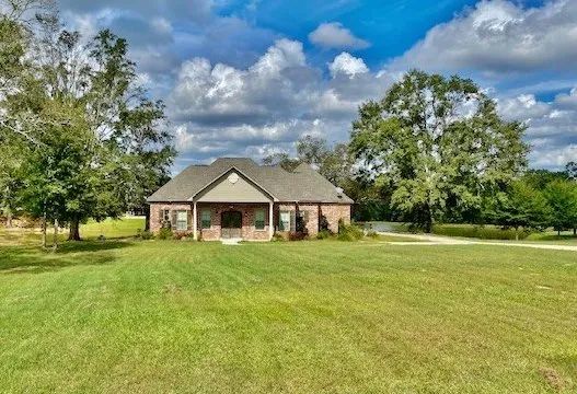 Fantastic Home Overlooking Pond!