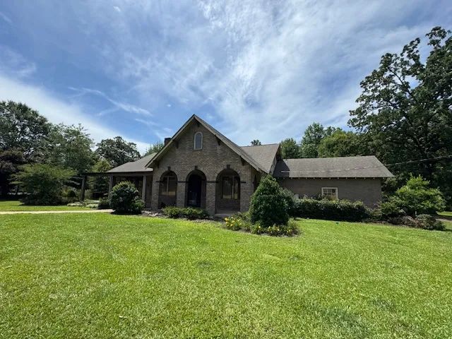 Historic House on Beulah Ave w/ pool house/ large shop and 5 Acres/ Tylertown/ MS