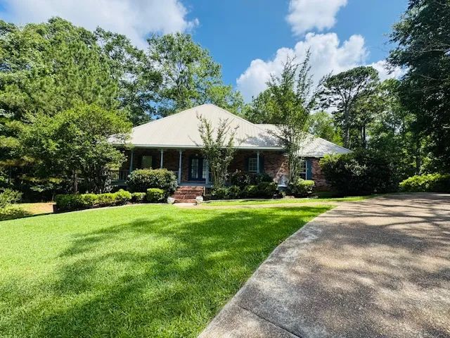 Beautiful Home on Woodlands Drive/ McComb/MS / 1.84 acres 